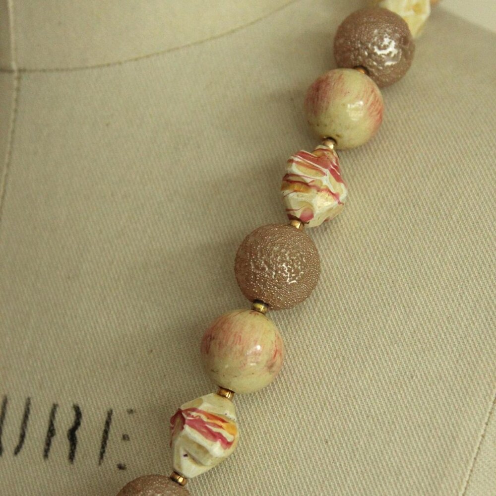 Vintage 1960s Necklace, Pink and White Large Beads with Gold Spacers Mod Jewelry - Picture 4 of 9